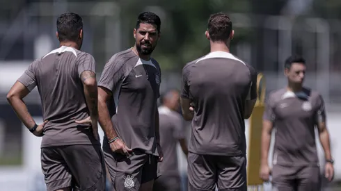 António Oliveira treinando a equipe do Corinthians. Foto: Rodrigo Coca / Corinthians.