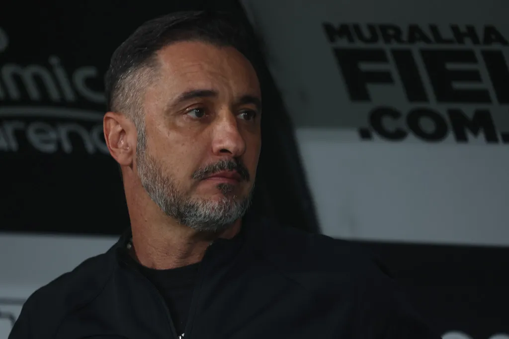 Foto: Marcello Zambrana/AGIF – Vítor Pereira comandando o Corinthians em 2022