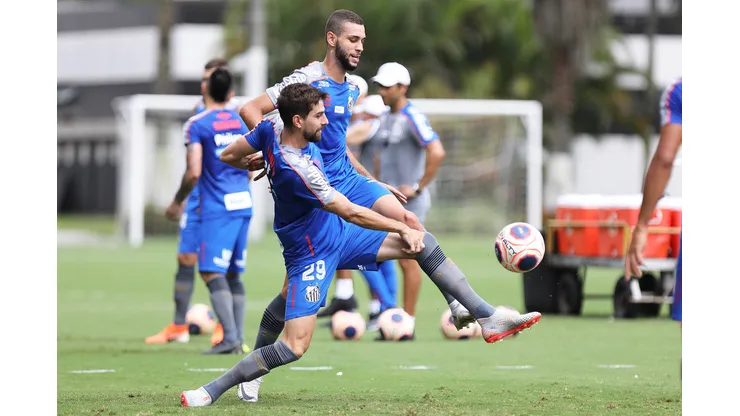 Wagner 'Palha' Leonardo (atrás) foi oferecido ao Palmeiras de Abel Ferreira - Foto: Pedro Ernesto Guerra/Santos FC