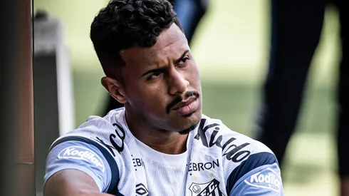 Ed Carlos errou de forma bisonha em jogo do Peixe em torneio amistoso no Catar - Foto: Raul Baretta/Santos FC