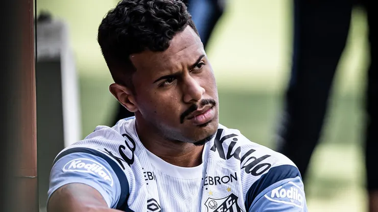Ed Carlos errou de forma bisonha em jogo do Peixe em torneio amistoso no Catar - Foto: Raul Baretta/Santos FC