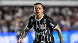 Fagner jogador do Corinthians durante partida contra o Santos no estadio Vila Belmiro pelo campeonato Paulista 2024. Foto: Reinaldo Campos/AGIF