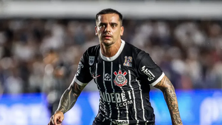 Fagner jogador do Corinthians durante partida contra o Santos no estadio Vila Belmiro pelo campeonato Paulista 2024. Foto: Reinaldo Campos/AGIF