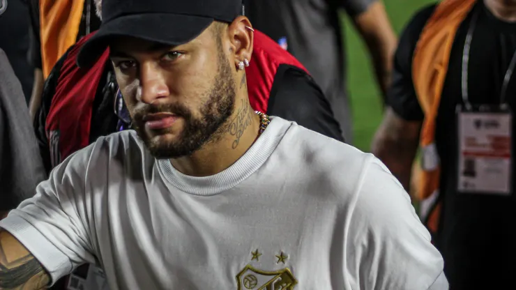 Neymar acompanhou vitória do Santos - Foto: Reinaldo Campos/AGIF