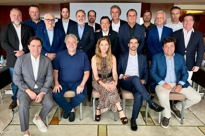 Alberto Guerra (primeiro da direita sentado), presidente do Grêmio, participou da reunião dos dirigentes – Foto: Divulgação/Libra