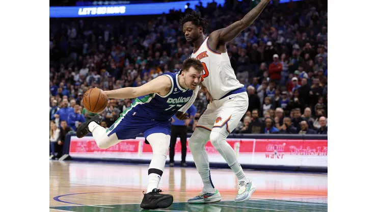 Luka Doncic e Julius Randle em partida entre Dallas Mavericks e New York Knicks, pela NBA, em Nova York (Foto: Heitman/Getty Images)