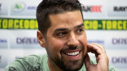 Foto: Gil Gomes/AGIF - António Oliveira pelo Cuiabá em entrevista coletiva