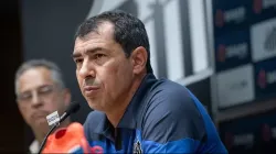 Carille confirmou ao vivo à TV que meia está de volta ao elenco do Santos - Foto: Guilherme Kastner/Santos FC