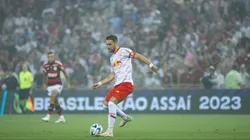 Léo Ortiz atuando pelo Bragantino em jogo contra o Flamengo. Foto: Fabio Moreira Pinto/AGIF