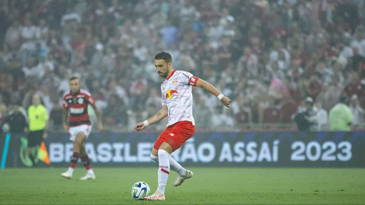 Léo Ortiz atuando pelo Bragantino em jogo contra o Flamengo. Foto: Fabio Moreira Pinto/AGIF