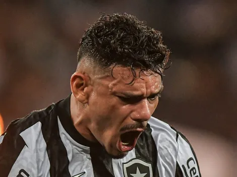 Em busca de atacante, Grêmio recebe resposta sobre investida em Tiquinho Soares