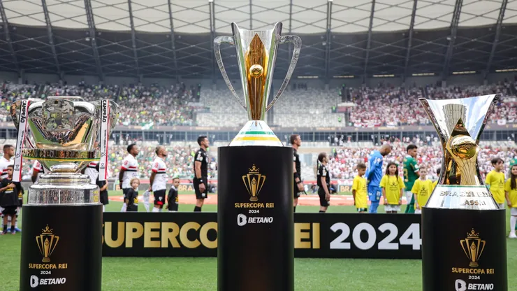 Taças da Copa do Brasil, Brasileirão e Supercopa do Brasil. Foto: Gilson Lobo/AGIF