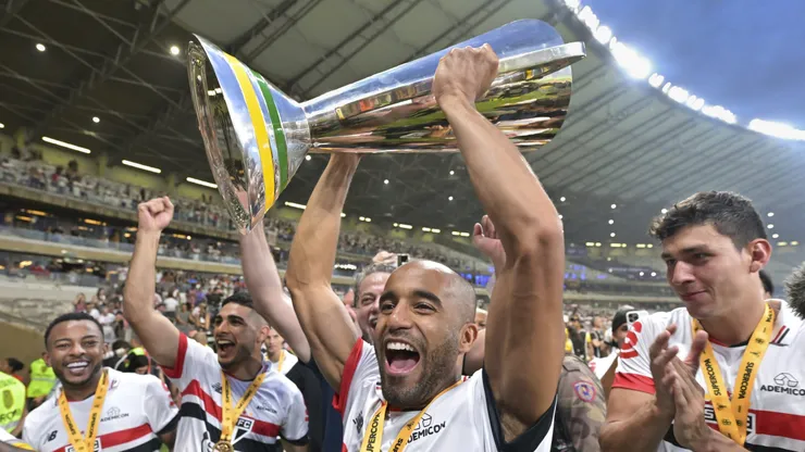 Lucas levantando a taça da Supercopa do Brasil. Foto: Pedro Vilela/Getty Images.