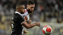 Paulo Henrique jogador do Vasco disputa lance com Leo Pereira jogador do Flamengo durante partida no estadio Maracana pelo campeonato Carioca 2024. Foto: Thiago Ribeiro/AGIF