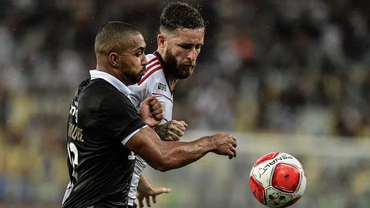 Paulo Henrique jogador do Vasco disputa lance com Leo Pereira jogador do Flamengo durante partida no estadio Maracana pelo campeonato Carioca 2024. Foto: Thiago Ribeiro/AGIF
