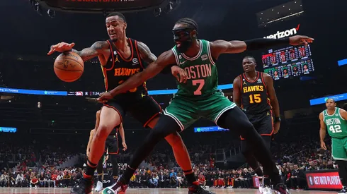 John Collins e Jaylen Brown disputam bola em partida entre Hawks e Celtics, pela NBA (Foto: Kevin C. Cox/Getty Images)