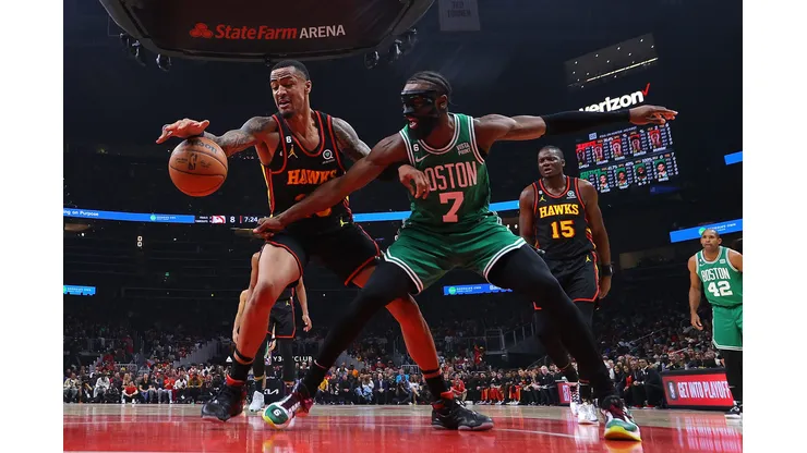 John Collins e Jaylen Brown disputam bola em partida entre Hawks e Celtics, pela NBA (Foto: Kevin C. Cox/Getty Images)