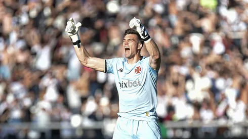 Léo Jardim defende pênalti de Gabigol. Foto: Thiago Ribeiro/AGIF