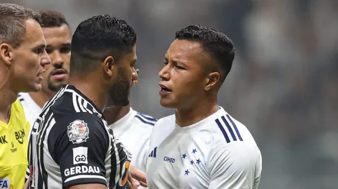 Marlon tirando satisfação com Hulk. Foto: Gilson Lobo/AGIF