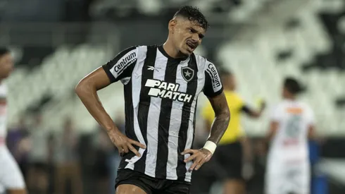 Tiquinho Soares saiu lesionado na partida de hoje. Foto: Jorge Rodrigues/AGIF