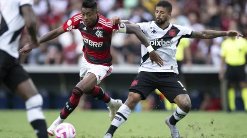 Flamengo e Vasco duelando no Maracanã pelo Campeonato Brasileiro. Foto: Jorge Rodrigues/AGIF
