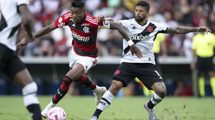 Flamengo e Vasco duelando no Maracanã pelo Campeonato Brasileiro. Foto: Jorge Rodrigues/AGIF