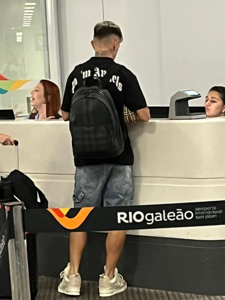 Orellano no Aeroporto antes de embarcar para os Estados Unidos. Foto: Redes Sociais / Venê Casagrande