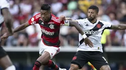 Bruno Henrique jogador do Flamengo disputa lance com Paulinho jogador do Vasco durante partida no estadio Maracana pelo campeonato Brasileiro A 2023. Foto: Jorge Rodrigues/AGIF