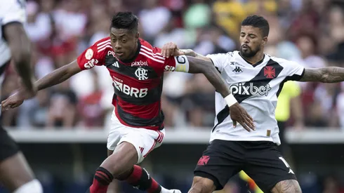 Bruno Henrique jogador do Flamengo disputa lance com Paulinho jogador do Vasco durante partida no estadio Maracana pelo campeonato Brasileiro A 2023. Foto: Jorge Rodrigues/AGIF