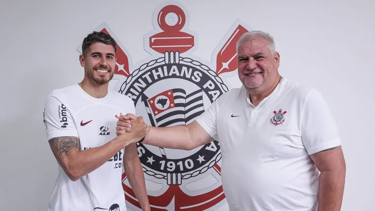 Pedro Raul assinando o contrato com Rubão, dirigente do Corinthians. Foto: Rodrigo Coca / Corinthians