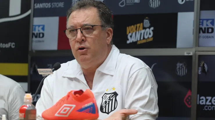 Marcelo Teixeira recebe pedido da torcida no Santos - Foto: Reinaldo Campos/AGIF.