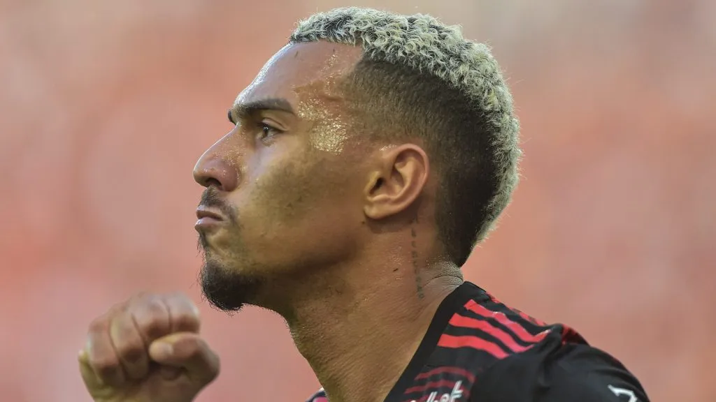 Matheuzinho ainda segue na mira do Corinthians - Foto: Thiago Ribeiro/AGIF.