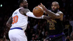 Lebron James (Lakers) e Julius Randle (Knicks) se enfrentaram em Los Angeles pela temporada regular da NBA (Foto: Harry How/Getty Images)