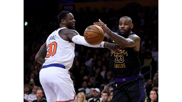 Lebron James (Lakers) e Julius Randle (Knicks) se enfrentaram em Los Angeles pela temporada regular da NBA (Foto: Harry How/Getty Images)