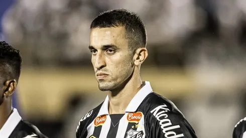 Schmidt em ação pelo Peixão. Foto: Raul Baretta/ Santos FC.