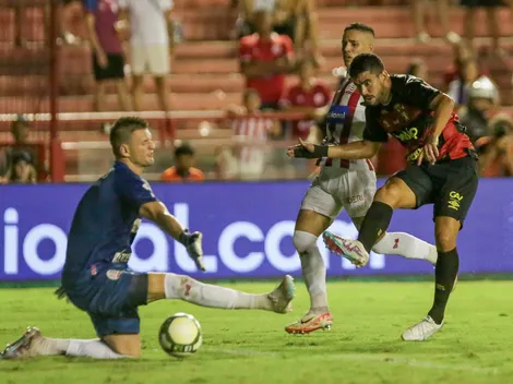 Homem, de nome não identificado, entra no gramado dos Aflitos duas vezes nos minutos finais do confronto e vira meme