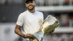 Neymar esteve na Vila para levar a taça do Paulistão