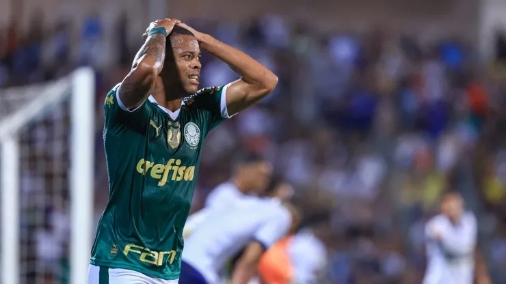 Lateral ainda não convenceu a torcida e comissão técnica do rival