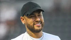 Neymar no gramado da Vila Belmiro. Craque comemorou vitória do Peixe no clássico