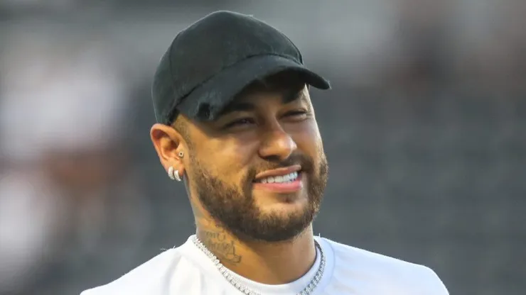 Neymar no gramado da Vila Belmiro. Craque comemorou vitória do Peixe no clássico