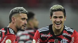 Pedro comemora seu gol com De Arrascaeta pelo Brasileirão de 2022. Dupla vai entrar em campo pela Liberta.