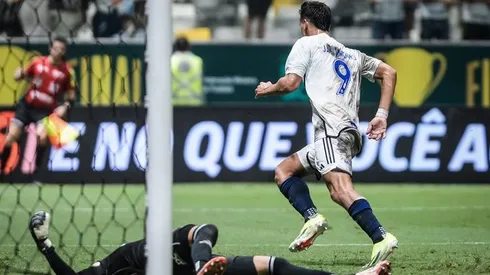 Dinemo comemorando após empatar decisão entre Atlético-MG x Cruzeiro (Foto: Gustavo Aleixo/ Cruzeiro)