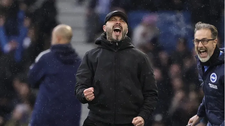 Roberto De Zerbi vibrando em partida do Brigthon pela Premier League. Foto: Brighton