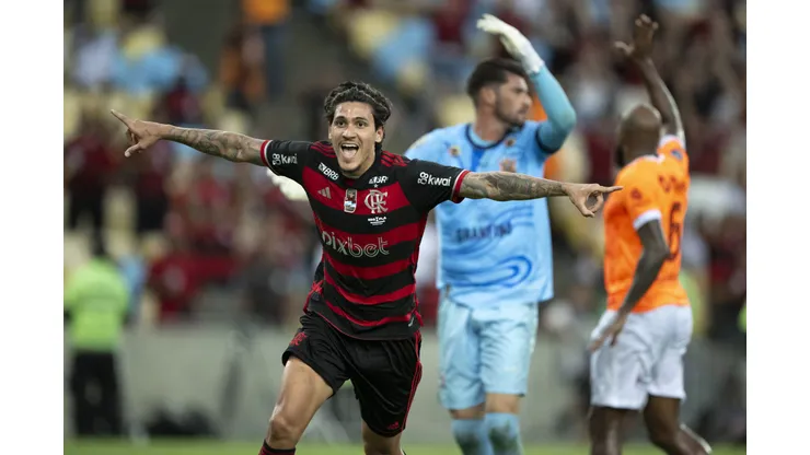 Pedro, jogador do Flamengo, comemora gol durante partida contra o Nova Iguacu no estadio Maracana pelo campeonato Carioca 2024.