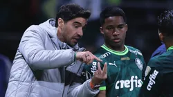 Abel Ferreira instrui Endrick em partida do Palmeiras na Libertadores 2023 no Alllianz Parque.