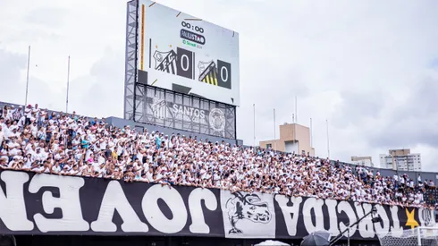 Arquibancadas lotadas da Vila Belmiro no jogo contra o Novorizontino
