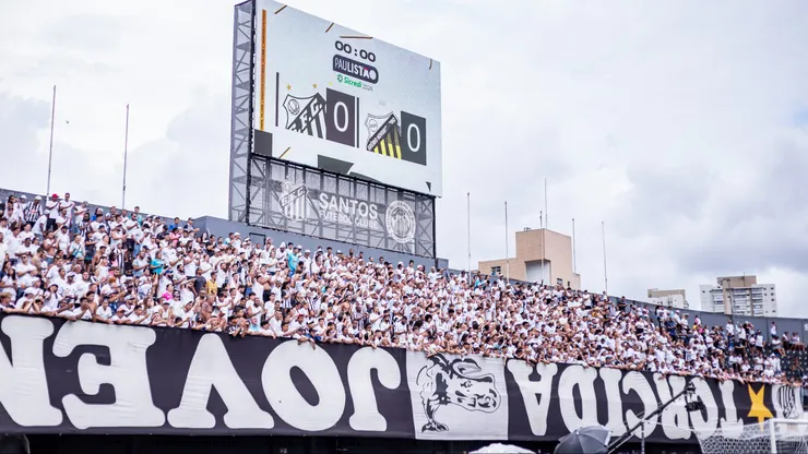 Arquibancadas lotadas da Vila Belmiro no jogo contra o Novorizontino