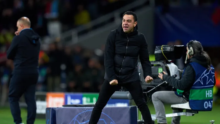 Xavi vibrando em partida entre Barcelona e Napoli. (Foto Alex Caparros/Getty Images)