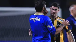 Abel Ferreira e Rômulo conversam durante jogo entre Palmeiras e Novorizontino, no Allianz Parque, na semifinal do Paulista. Foto: Ettore Chiereguini/AGIF