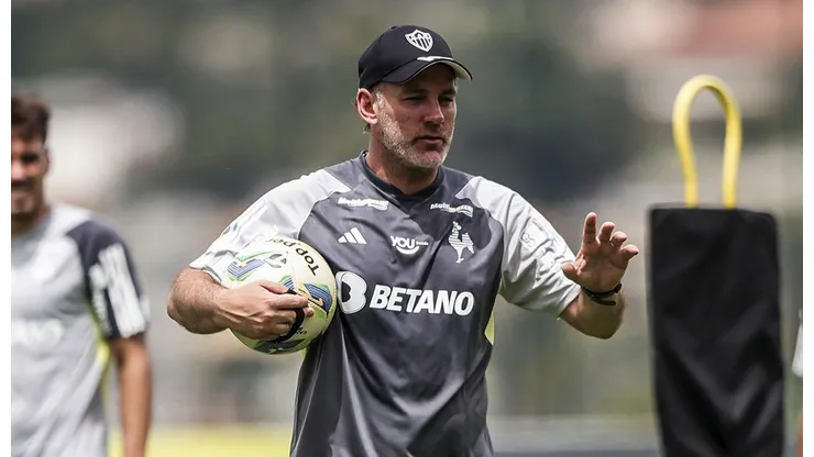 Milito comanda treino do Atlético-MG antes da sua estreia. Foto: Pedro Souza / Atlético